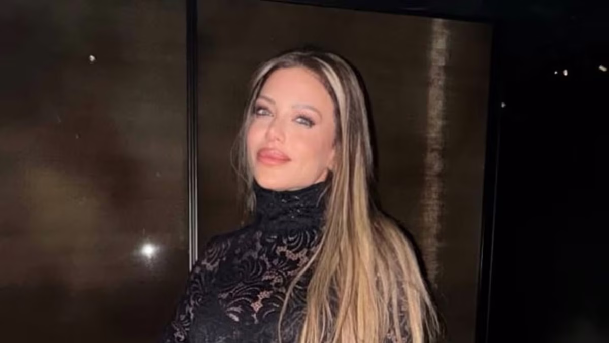 Evangelina Anderson a los besos en un boliche con un participante de Masterchef