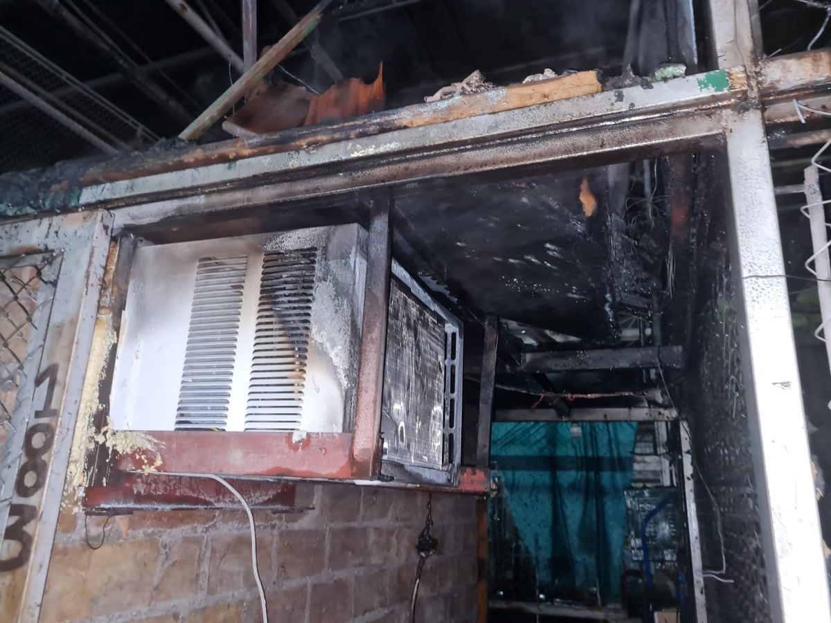 El incendio en el Mercado Cooperativo de Guaymall&eacute;n llev&oacute; horas de trabajo de los Bomberos y dej&oacute; varios da&ntilde;os.