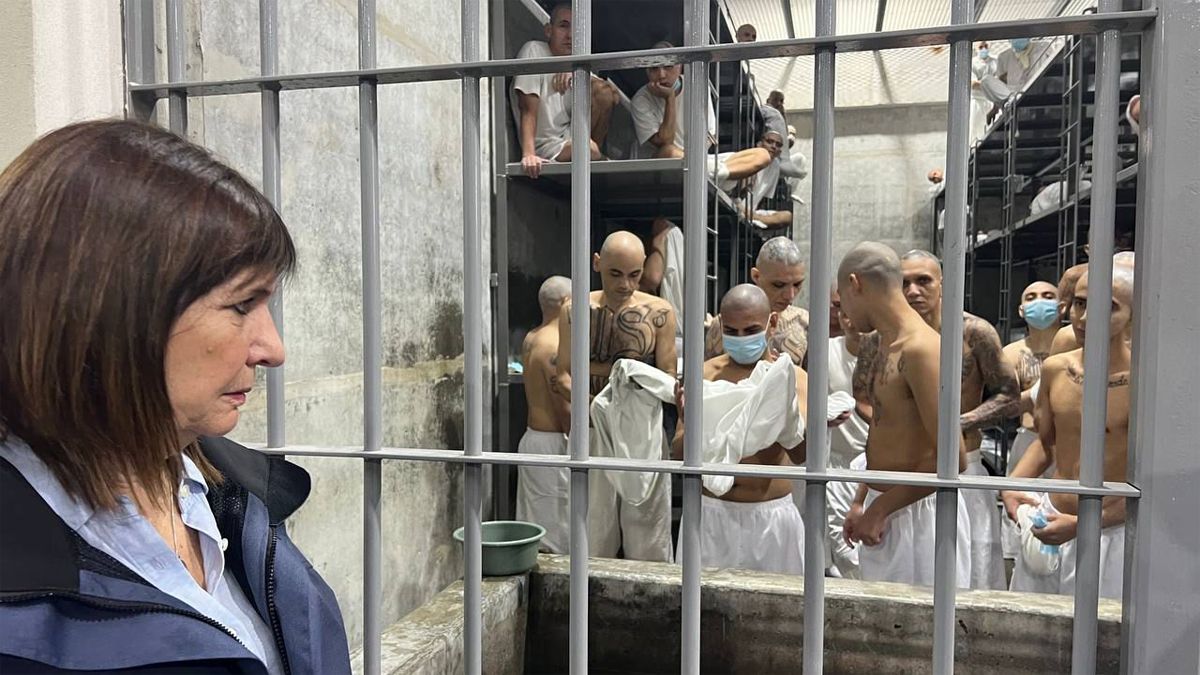 Patricia Bullrich recorrió la cárcel de El Salvador que quiere imitar en la Argentina