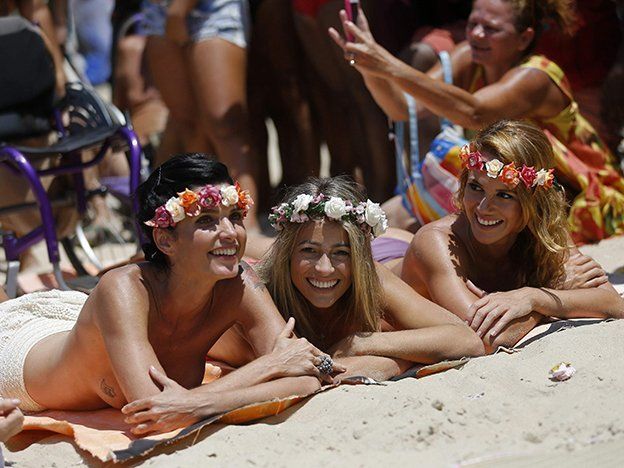 Garotas salieron en defensa del topless en las playas de Río
