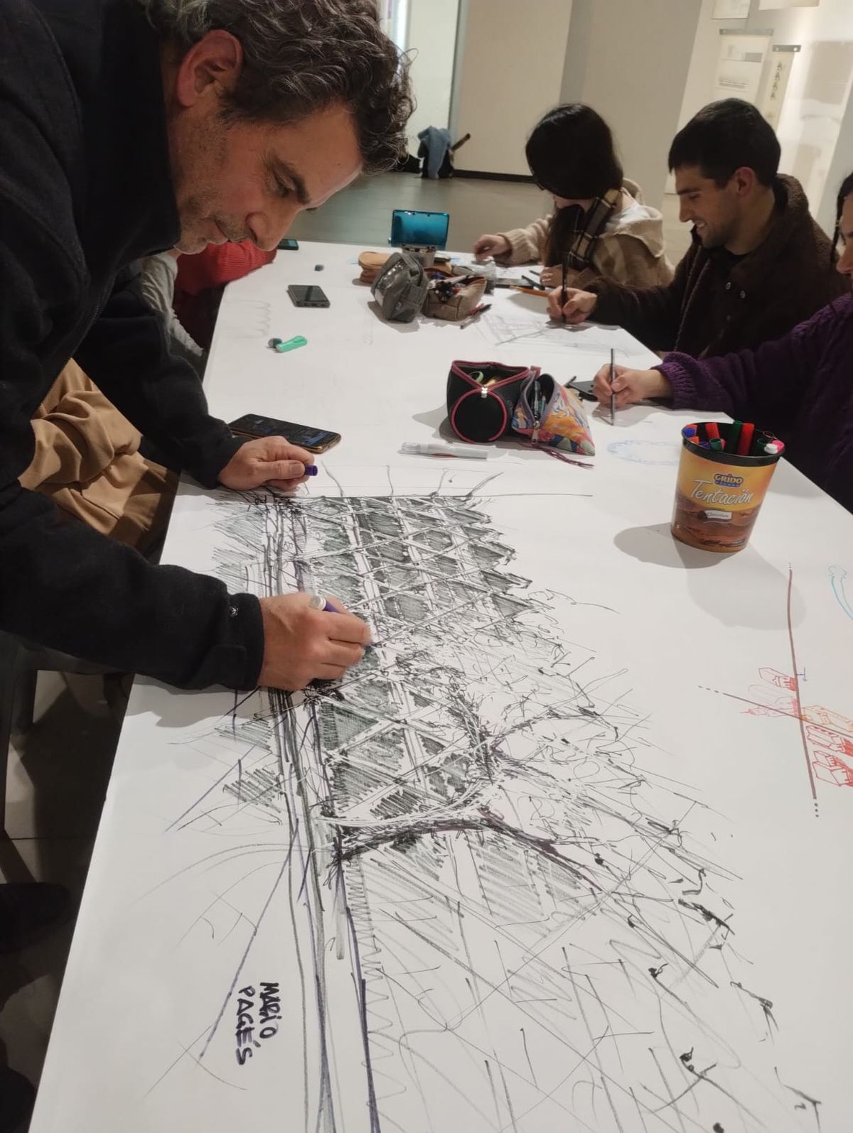 Los encuentros de urban sketchers no son talleres pero en el intercambio los artistas aprenden sobre técnicas de dibujo. Los encuentros de urban sketchers no son talleres pero en el intercambio los artistas aprenden sobre técnicas de dibujo.