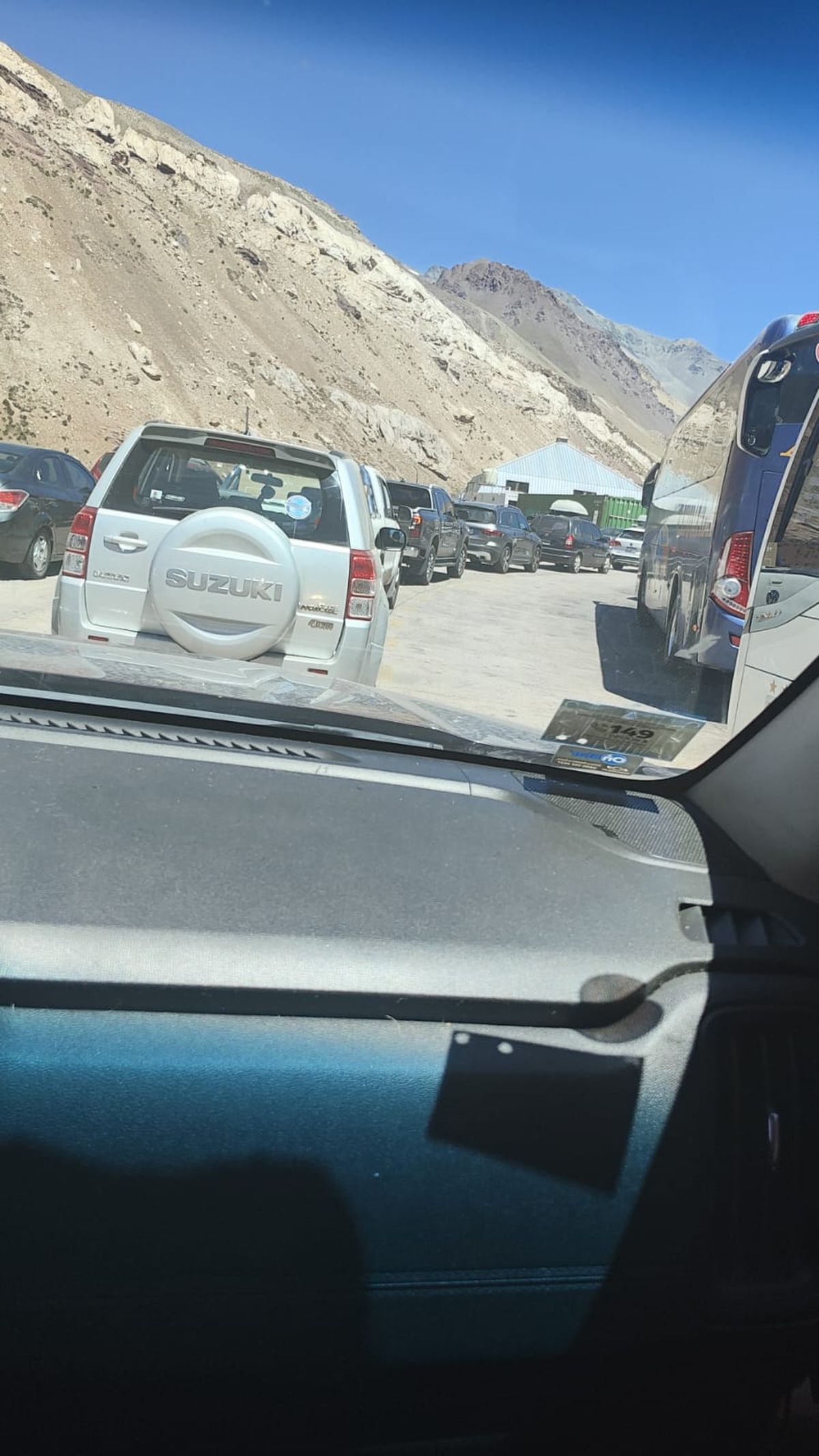 La fila interminable de vehículos que se esperaban este miércoles para realizar los trámites de aduana