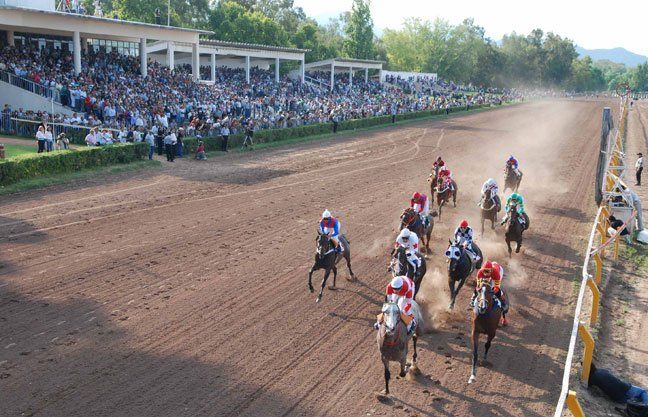 Se corre el Gran Premio Vendimia 2012 en el Hipódromo de Mendoza