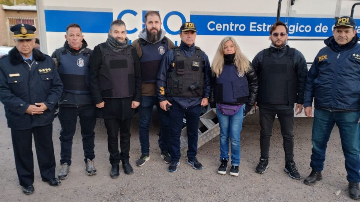 Algunas autoridades que llevaron adelante el operativo. En la foto están el director general de Policía, Marcelo Calipo, el jefe de fiscales de Homicidios, Fernando Guzzo y la fiscal Claudia Ríos, entre otros. Algunas autoridades que llevaron adelante el operativo. En la foto están el director general de Policía, Marcelo Calipo, el jefe de fiscales de Homicidios, Fernando Guzzo y la fiscal Claudia Ríos, entre otros.