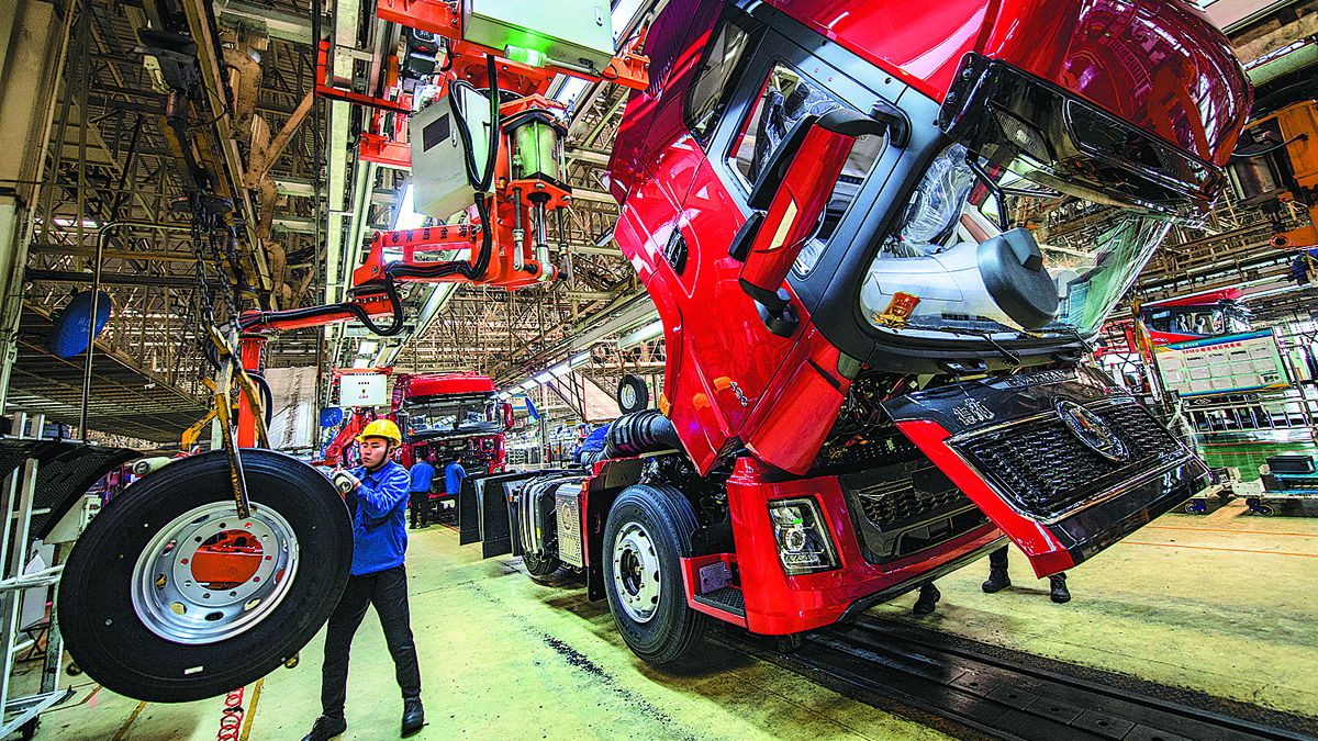 Una línea de montaje de una planta de camiones en Xi’an, provincia de Shaanxi. YUAN JINGZHI / PARA CHINA DAILY