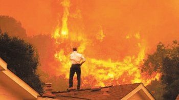 Descontrolados incendios queman cientos de casas en California