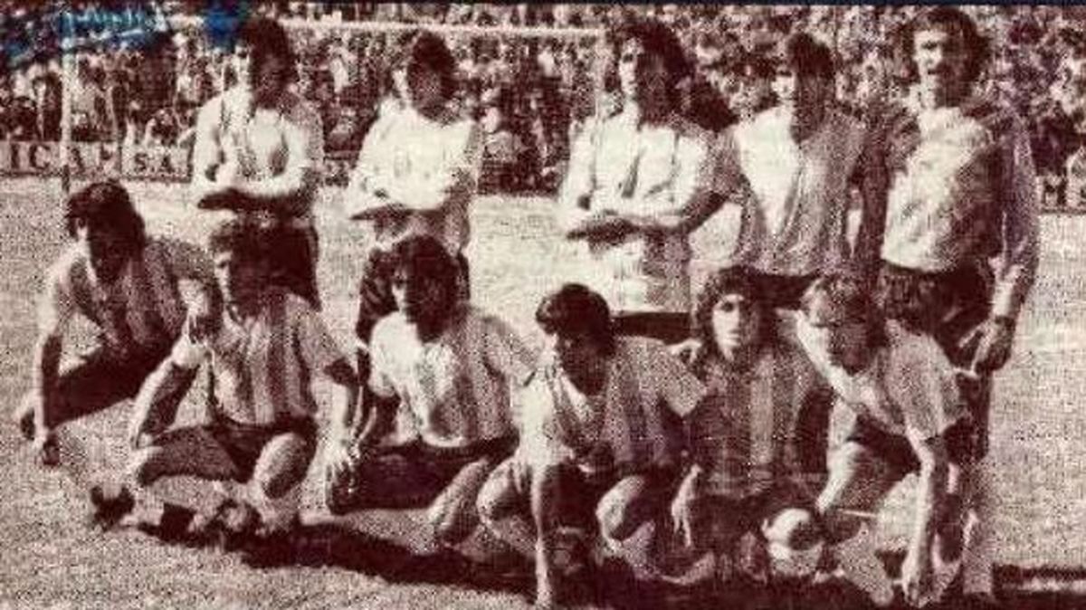 El equipo del Argen-Racing, que jugó el primer partido de 1986 en la cancha de San Martín. Ganaron los Albirrojos 2 a 1. Parados: Walter Fernández, Néstor Fabbri, Olivera, Gustavo Costas y el arquero Wirtz. Abajo: Ítalo Ortiz, Jorge Acuña, Washington Fernández, Washington González, Horacio Attadía y Miguel Colombatti. El equipo del Argen-Racing, que jugó el primer partido de 1986 en la cancha de San Martín. Ganaron los Albirrojos 2 a 1. Parados: Walter Fernández, Néstor Fabbri, Olivera, Gustavo Costas y el arquero Wirtz. Abajo: Ítalo Ortiz, Jorge Acuña, Washington Fernández, Washington González, Horacio Attadía y Miguel Colombatti.