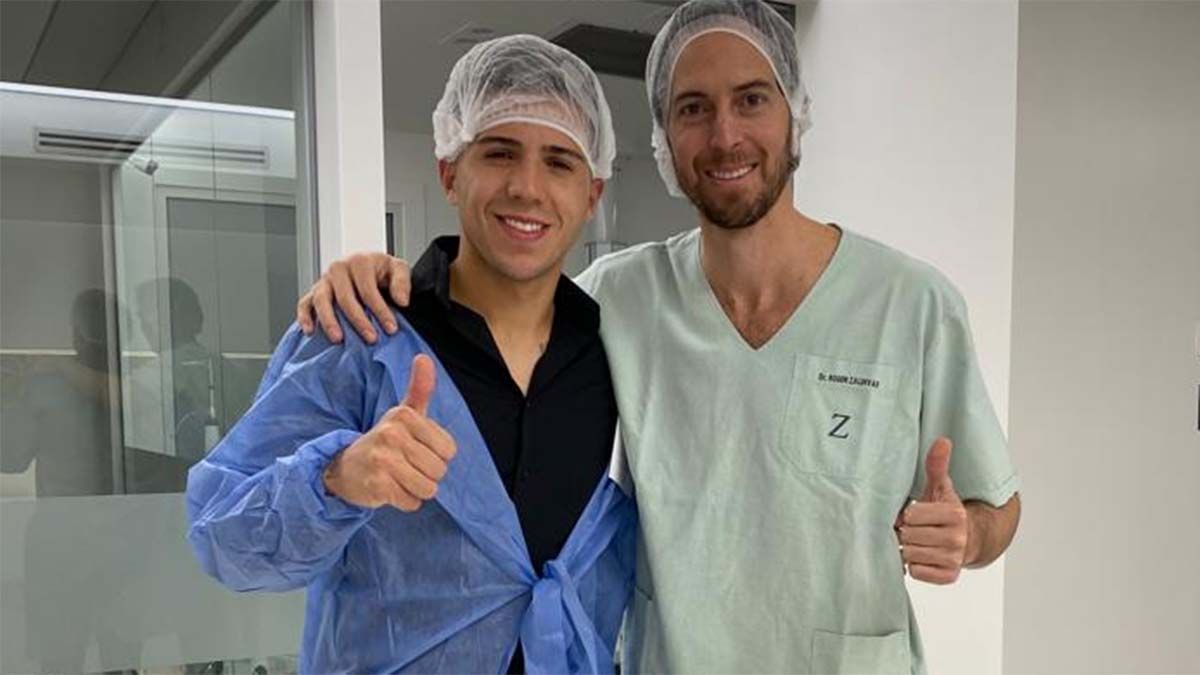 Enzo Fernández junto a Roger Zaldivar, en su clínica de Buenos Aires.