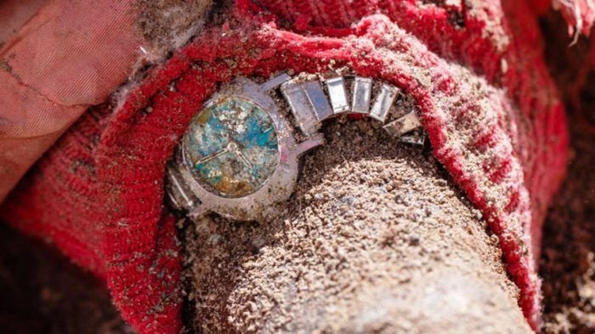 Su brazo izquierdo aun conservaba su reloj plateado de fondo azul que marcaba las 2.32. Foto: Gentileza Pablo Betancourt Su brazo izquierdo aun conservaba su reloj plateado de fondo azul que marcaba las 2.32. Foto: Gentileza Pablo Betancourt