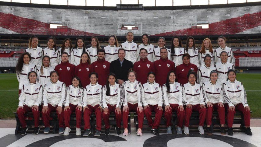 Histórico: River presentó a su equipo femenino y firmó 15 contratos profesionales