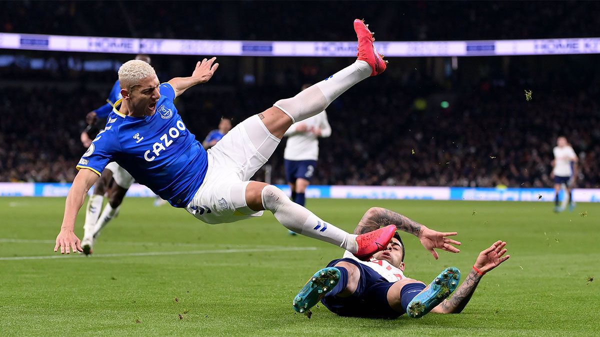 El Cuti Romero le dio un patadón a Richarlison.