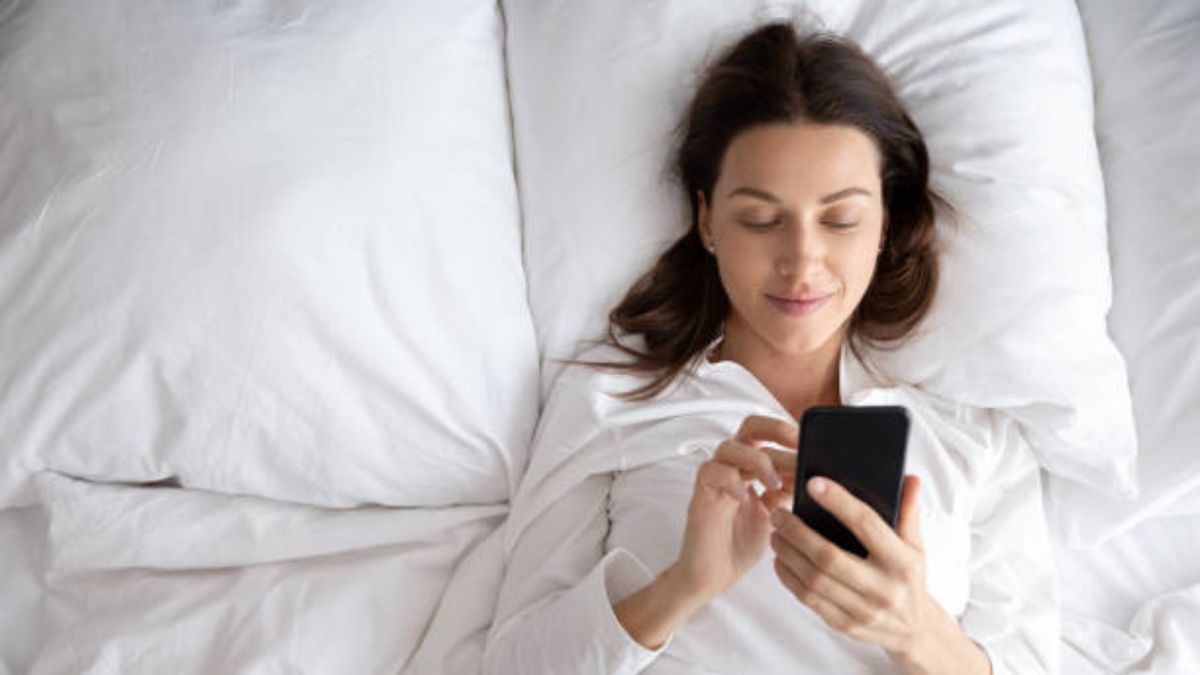 Esto sucede si miras tu teléfono al despertar.