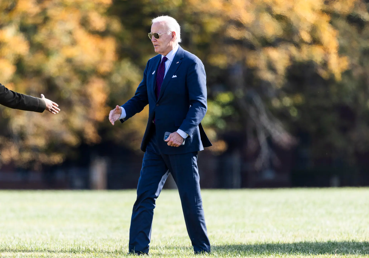Según analistas Joe Biden se metió sin querer en la recta final de la campaña y puede haber ayudado a Donald Trump, que está intentando aplacar el furor causado por los dichos en su mitin en el Madison Square Garden a principios de esta semana. Según analistas Joe Biden se metió sin querer en la recta final de la campaña y puede haber ayudado a Donald Trump, que está intentando aplacar el furor causado por los dichos en su mitin en el Madison Square Garden a principios de esta semana.