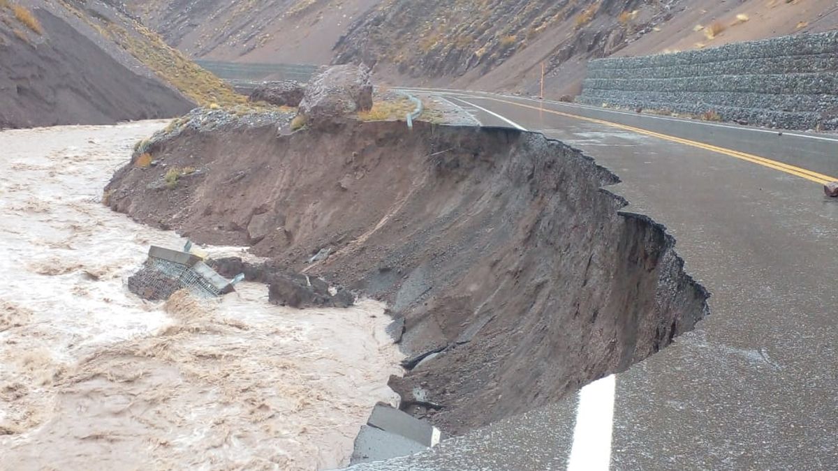Las lluvias en el paso El Pehuenche no dieron tregua durante el fin de semana y provocó una gran crecida en el Río Grande, lo que hizo que se llevara parte de la ruta 145. Las lluvias en el paso El Pehuenche no dieron tregua durante el fin de semana y provocó una gran crecida en el Río Grande, lo que hizo que se llevara parte de la ruta 145.