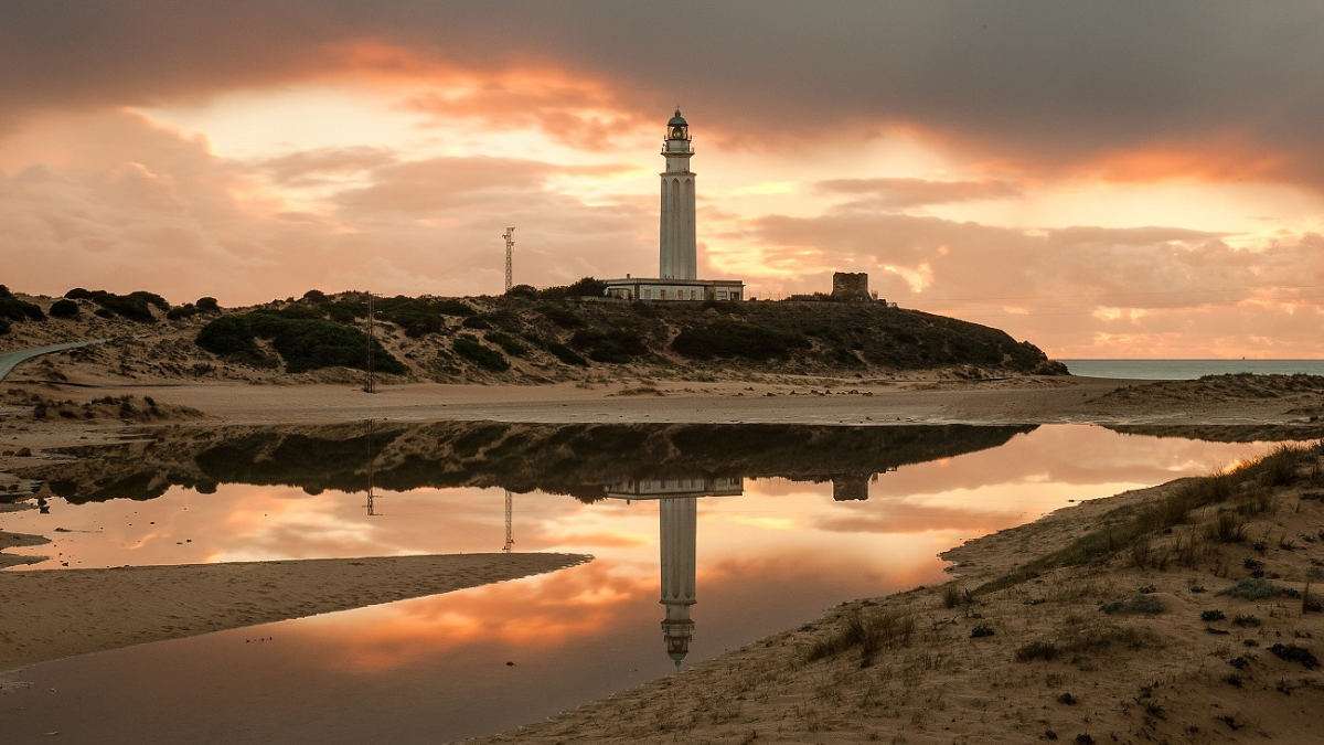 Esta imponente playa en Andalucía es uno de los sitios más encantadores de todo España por su faro y arena dorada. Esta imponente playa en Andalucía es uno de los sitios más encantadores de todo España por su faro y arena dorada.