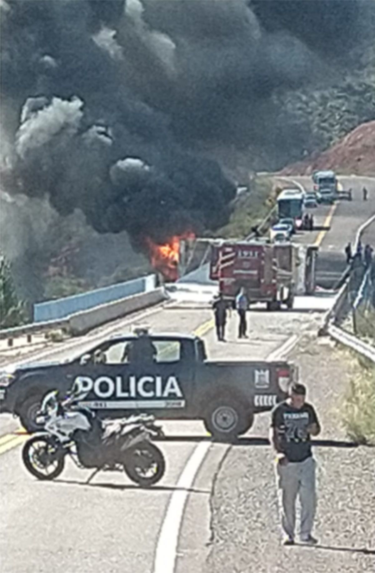 Enorme humareda y tránsito cortado por el accidente.