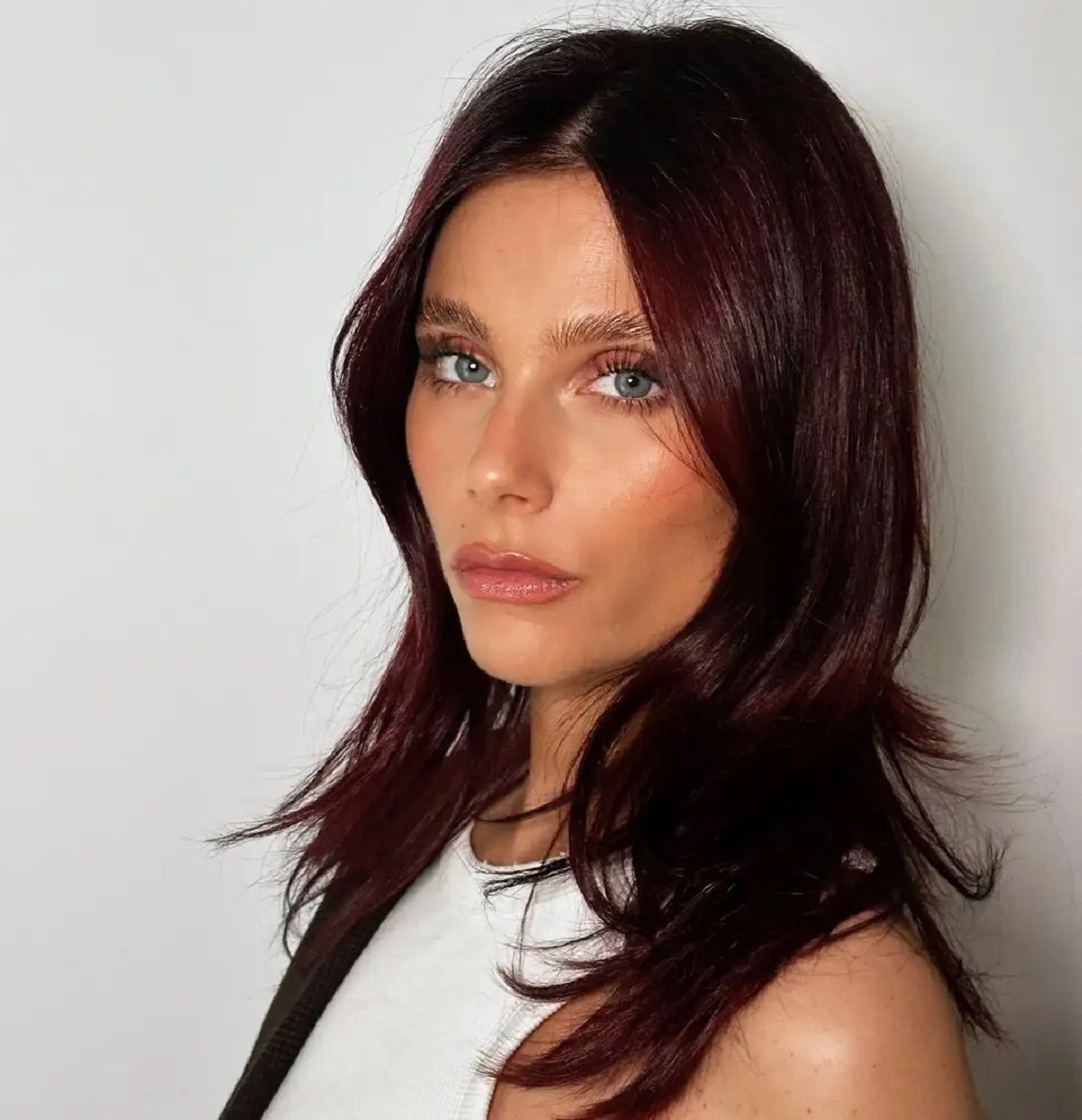 El color burgundy es tendencia para este 2025.