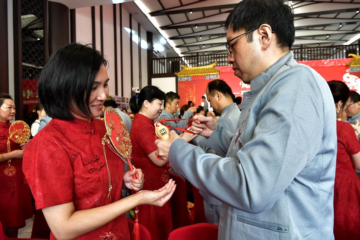 Parejas de ambos lados del estrecho de Taiwán celebran su unión en una ceremonia de boda grupal en Xiamen, provincia de Fujian, el 22 de agosto, que marcó el Festival Qixi, o Día de San Valentín chino. ZHANG BIN / SERVICIO DE NOTICIAS DE CHINA