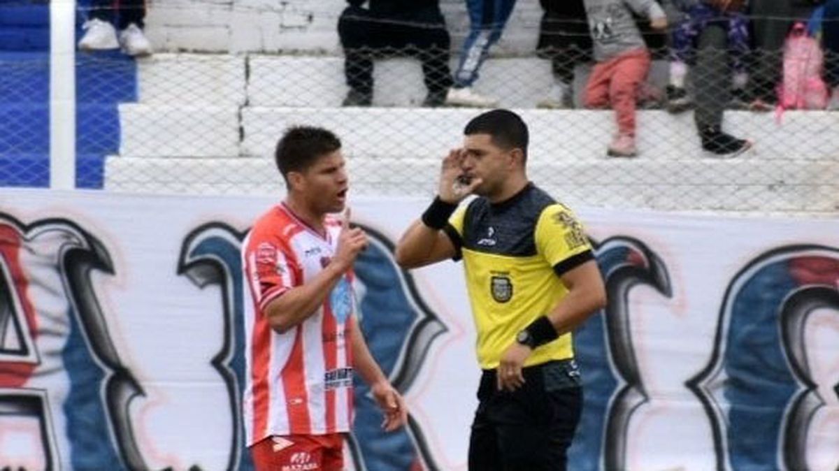 El polémico árbitro Jonathan Correa que tuvo una mal desempeño en San Juan, le da sus explicaciones a Pablo Jofré uno de los expulsados.