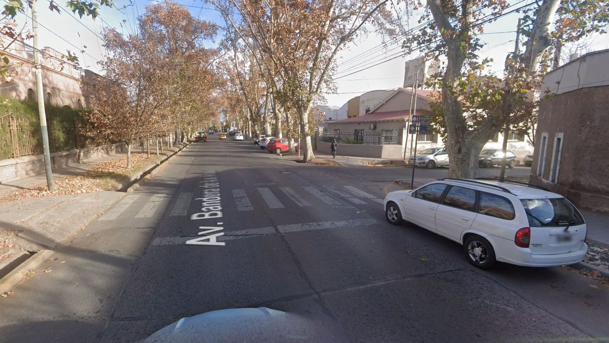 El conductor acoholizado chocó contra una pared al perder el control de su camioneta en Guaymallén.
