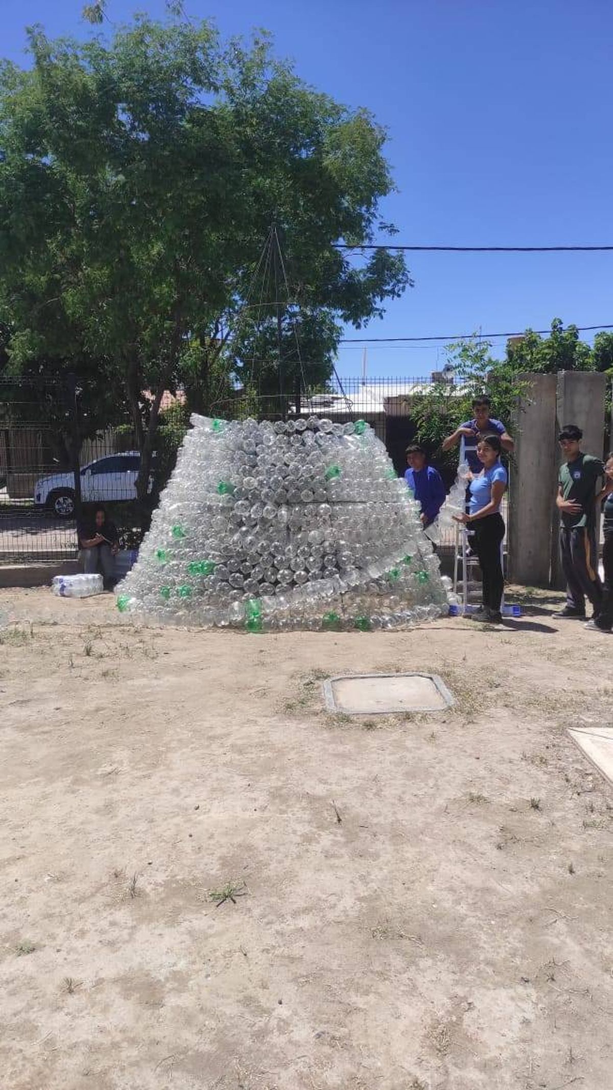 Cuidar el medio ambiente y trabajar en equipo, el objetivo del proyecto. Utilizaron 700 botellas plásticas. Cuidar el medio ambiente y trabajar en equipo, el objetivo del proyecto. Utilizaron 700 botellas plásticas.