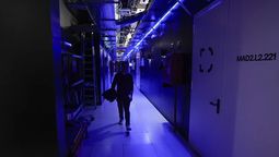 Los centros de datos consumen la energía de ciudades enteras y millones de litros de agua para refrigeración, generando preocupación ambiental.