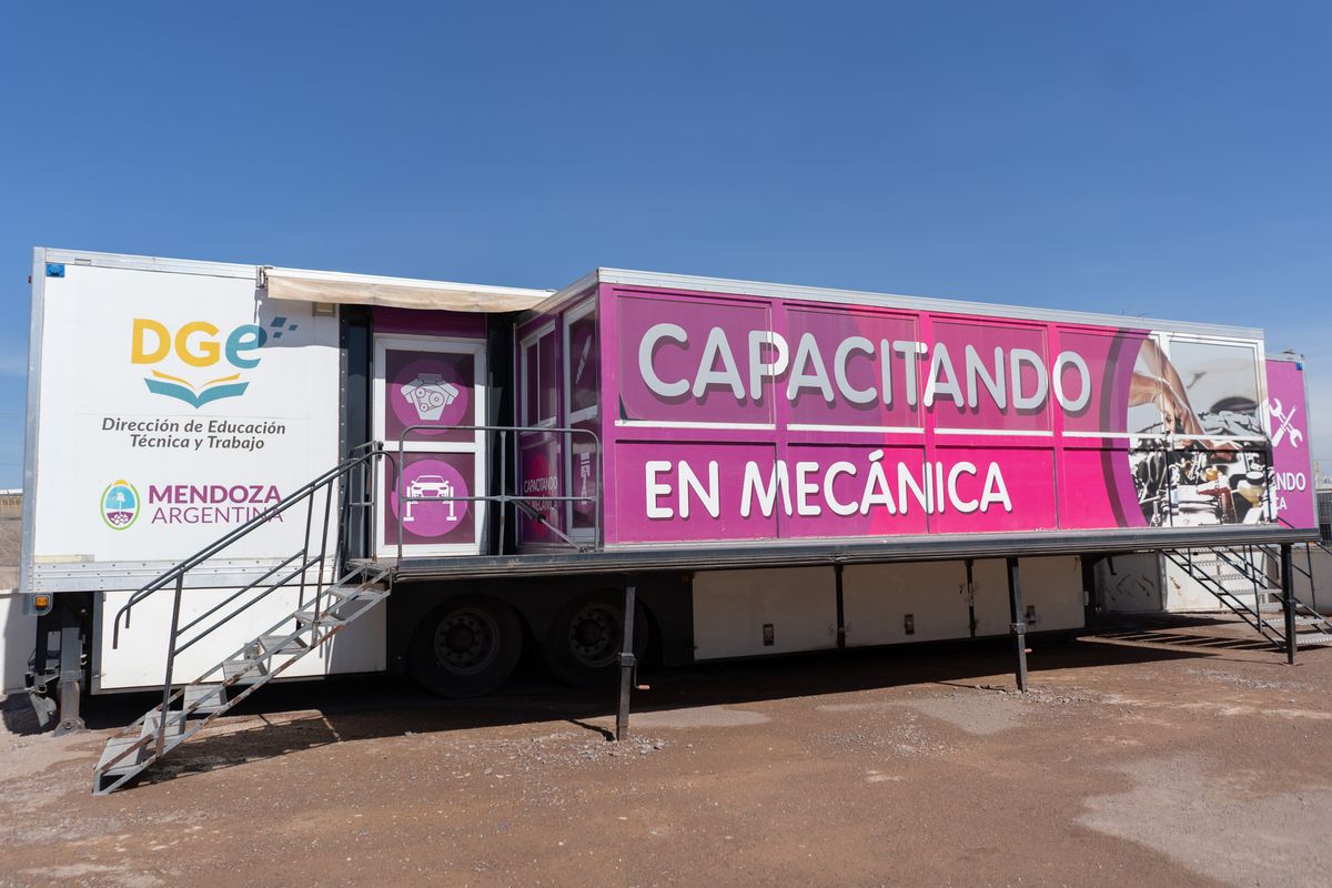 La escuela de oficios tiene capacitación en mecánica. La escuela de oficios tiene capacitación en mecánica.