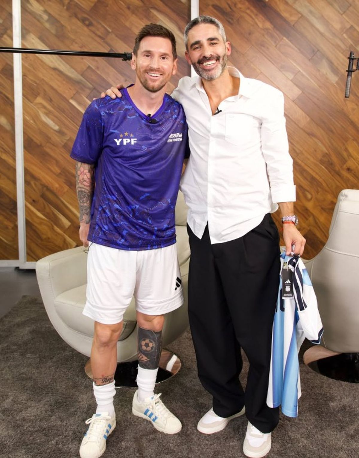 Messi y el Pollo Álvarez tras la entrevista. Messi y el Pollo Álvarez tras la entrevista.