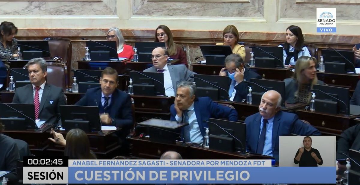 Alfredo Cornejo mientras hablaba Fernández Sagasti.