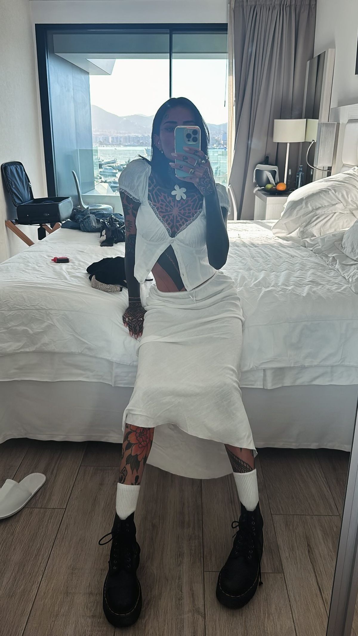 Desde Ibiza, Cande Tinelli marca tendencia off-white: escotazo, transparencias y más. Desde Ibiza, Cande Tinelli marca tendencia off-white: escotazo, transparencias y más.