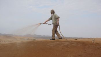 Riegan uno de los desiertos más grandes del mundo con arcilla líquida y lo convierte en un oasis Riegan uno de los desiertos más grandes del mundo con arcilla líquida y lo convierte en un oasis
