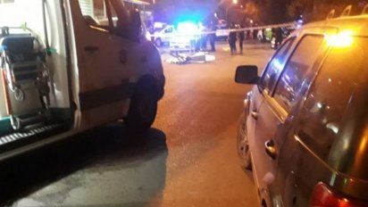 La moto en que escapaba el delincuente chocó violentamente a la joven que murió en el lugar, y horas después falleció en una celda de la comisaría de Castelar por las lesiones que sufrió