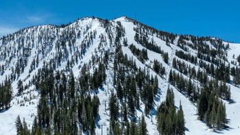 Casi 2 metros de nieve en abril: Palisades Tahoe revive el final de temporada Casi 2 metros de nieve en abril: Palisades Tahoe revive el final de temporada