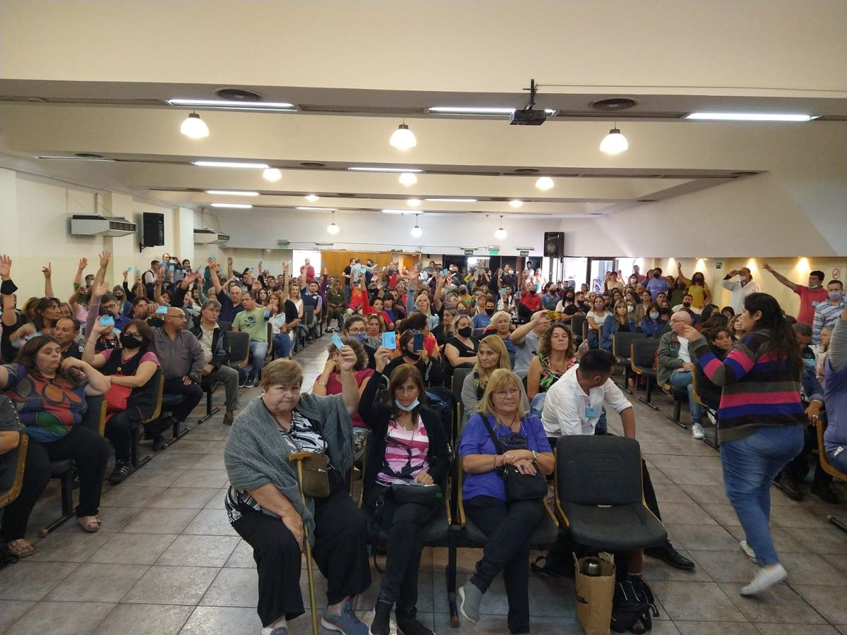 En el plenario provincial del SUTE, representantes de 10 departamentos mendocinos llegaron con el mandato de aprobar la propuesta, en tanto que 8 se posicionaron en contra.