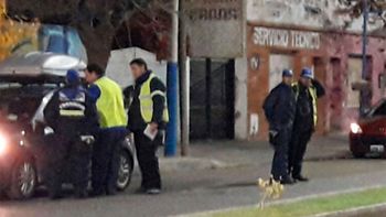 Conducía alcoholizado, evadió un control y agredió a los policías cuando fue detenido