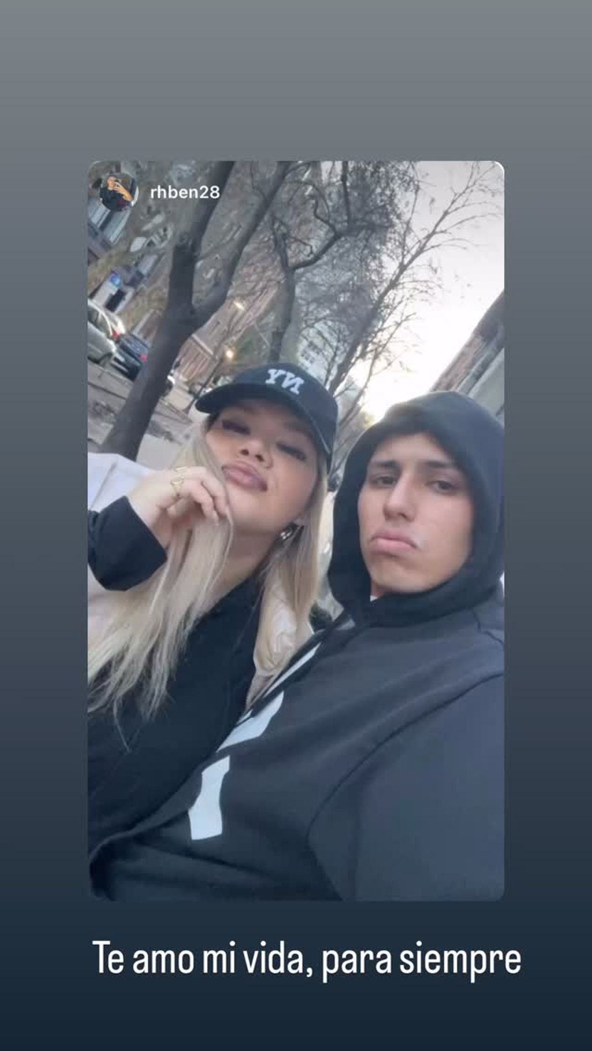 Encapuchada y escoltada: las imágenes de Morena Rial ingresando al penal