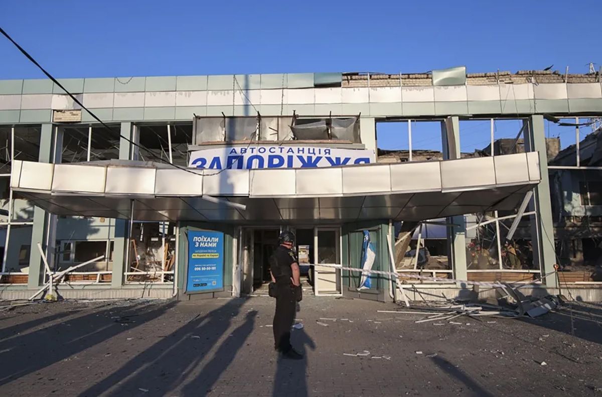 Estación de autobuses de Zaporiyia, Ucrania, atacada el pasado 10 de agosto por Rusia. El encuentro entre Vladimir Putin y Donald Trump en Alaska será clave para medir si existe un camino diplomático que ponga fin a la guerra. Crédito: EFE/EPA/Oleg Movchaniuk.