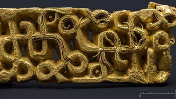 Caminaba cerca de su casa y descubrió un pequeño tesoro de oro de hace más de un milenio Caminaba cerca de su casa y descubrió un pequeño tesoro de oro de hace más de un milenio