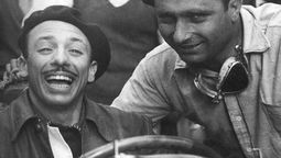 El piloto de automovilismo Oscar Gálvez (aquí a la izquierda, junto a Juan Manuel Fangio) fallecía a los 76 años de edad.