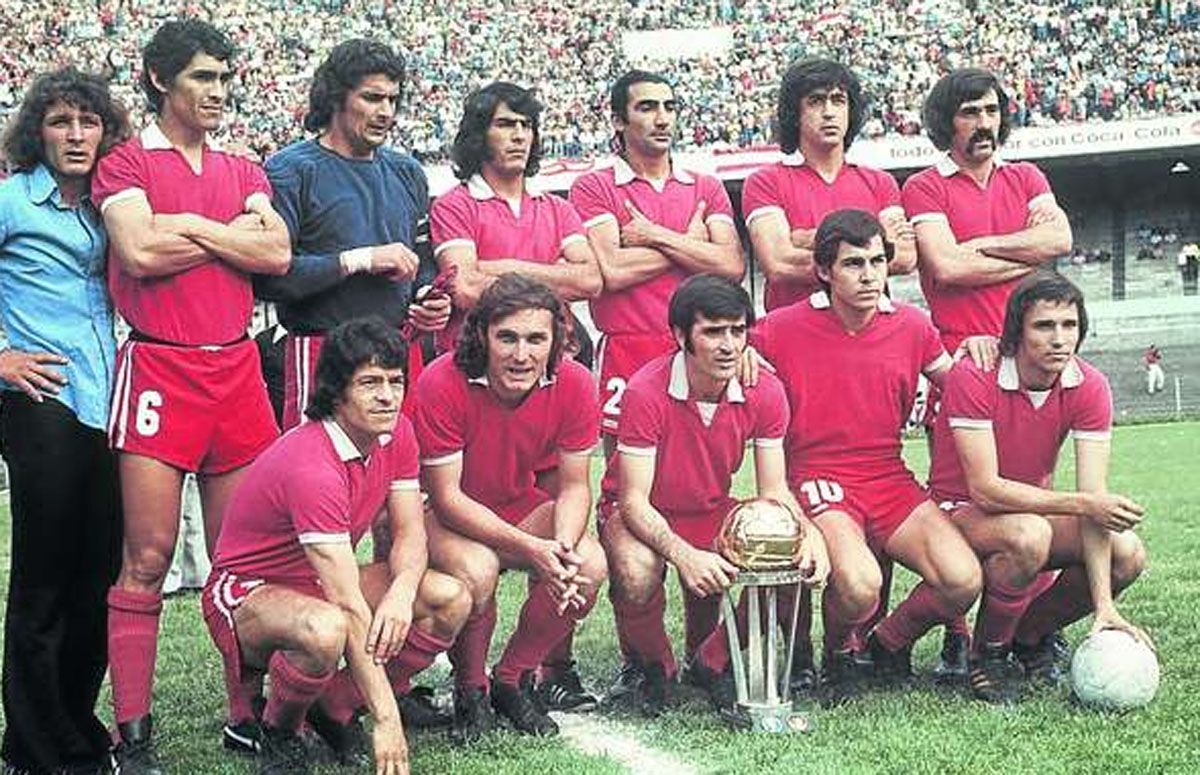 Los Rojos con la Copa Intercontinental ganada en 1973.
