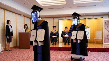 Coronavirus: estudiantes fueron reemplazados por robots para recibir su diploma en la graduación