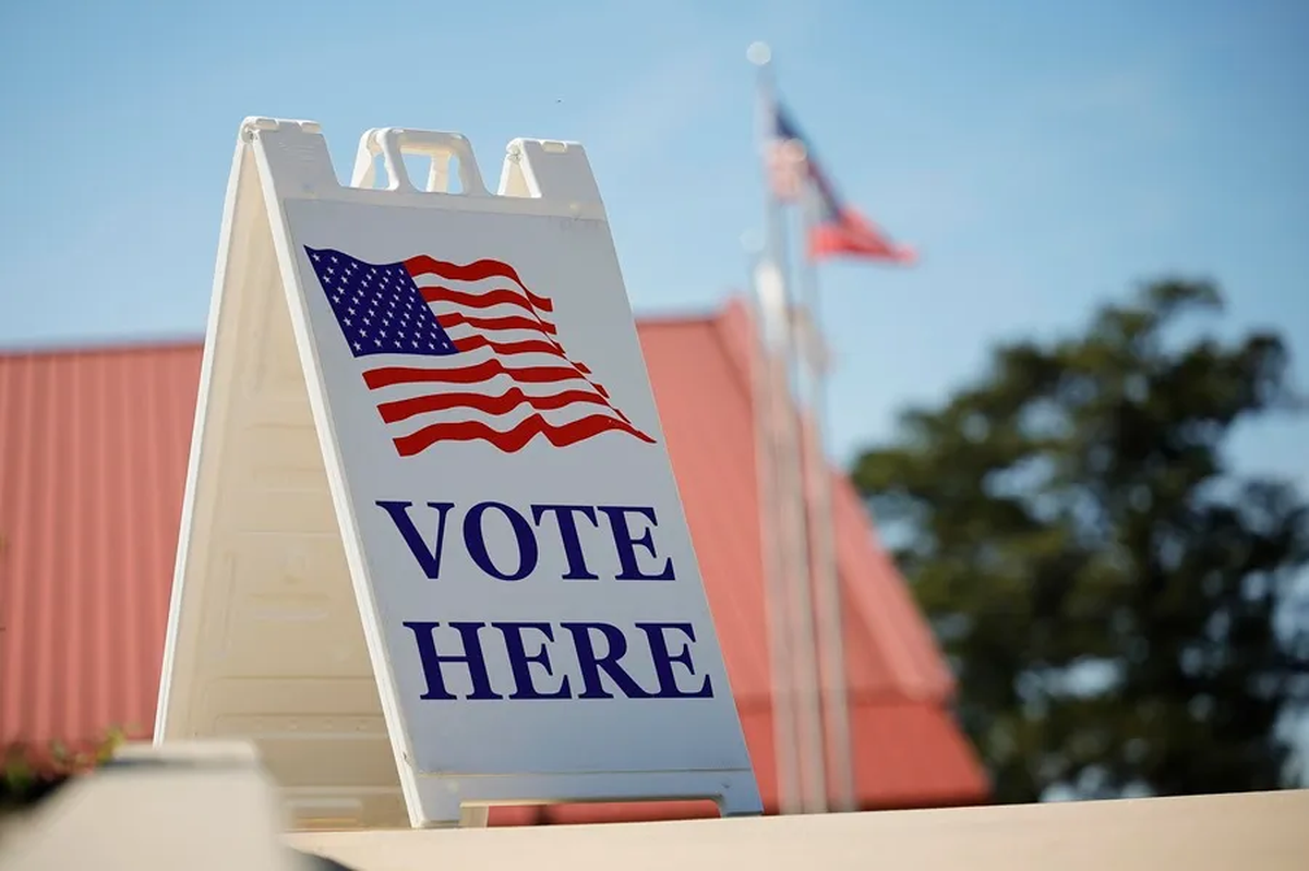 Un cartel indica a los votantes dónde pueden votar en el Centro Cívico del Condado de Cobb en Marietta, Georgia, en Estados Unidos. Crédito: EFE/EPA/Alex Slitz.