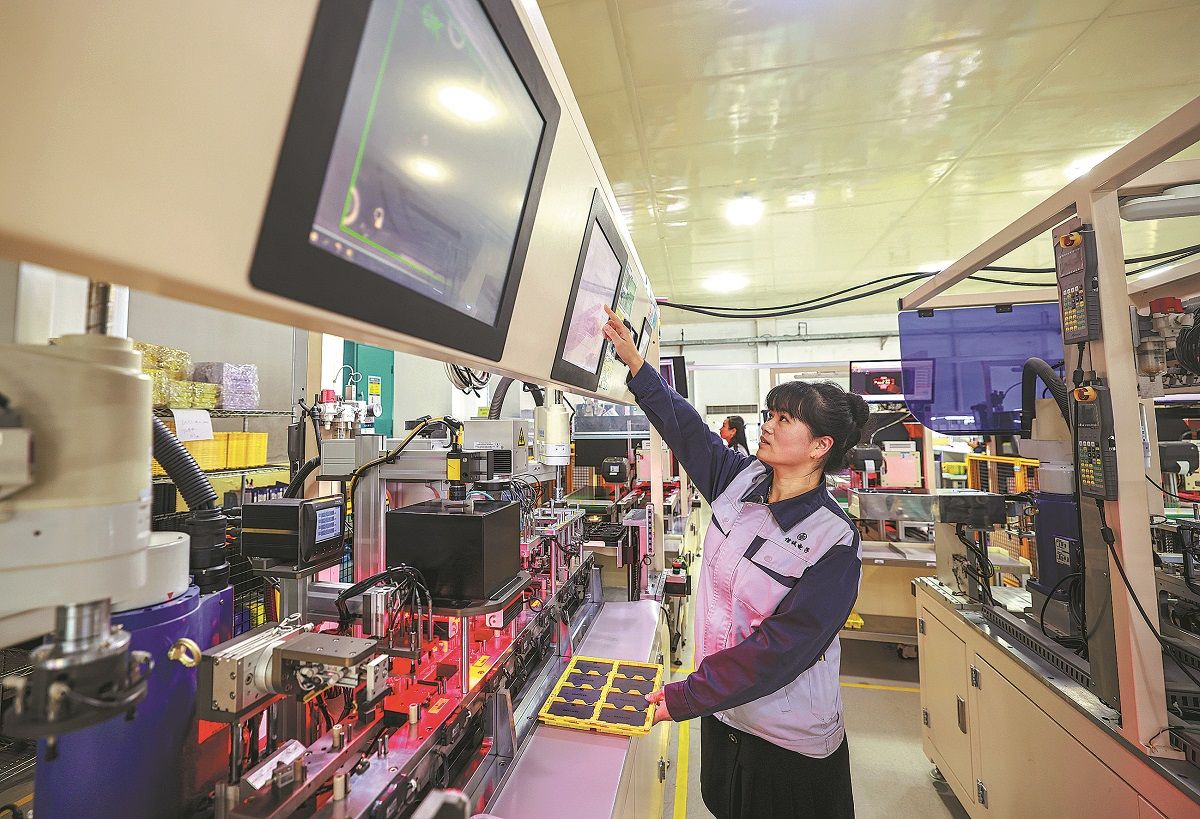 Los trabajadores laboran en la línea de producción de una empresa electrónica de inversión extranjera en Rongcheng, provincia de Shandong. LI XINJUN / PARA CHINA DAILY