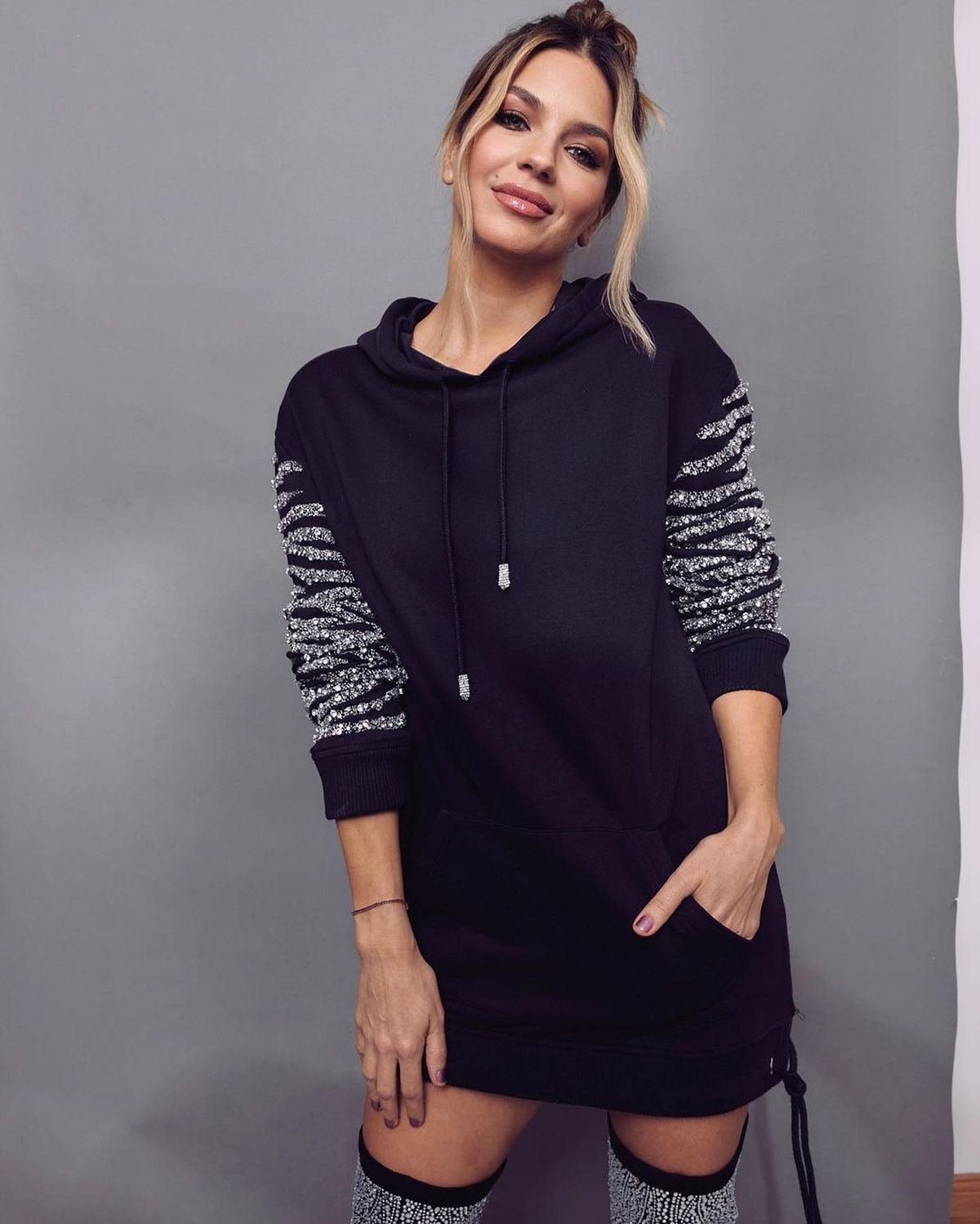 Bucito al ras y bucaneras sexys, Marcela Kloosterboer dinamitó la Noche al Dente.