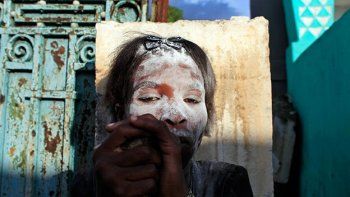 Haitianos visitan cementerios en el día vudú de los muertos