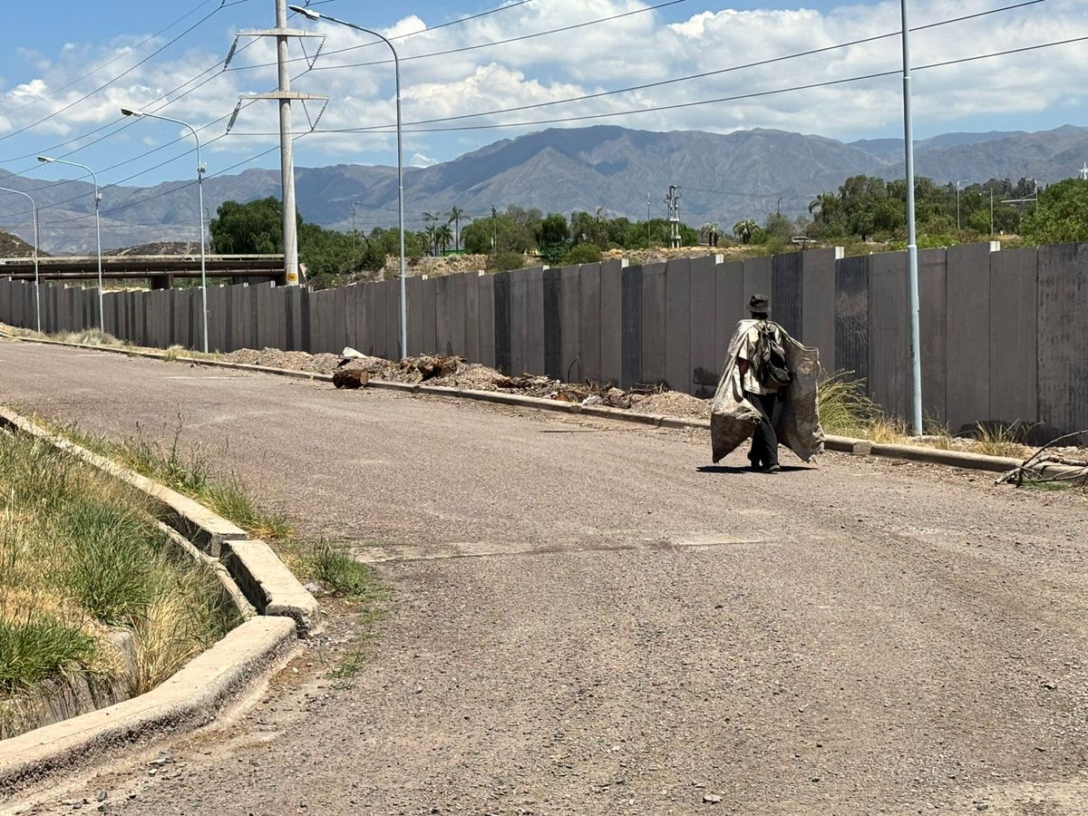 Una imagen general del muro en la UNCuyo que ahora está paralizado porque no cuenta con habilitación municipal.