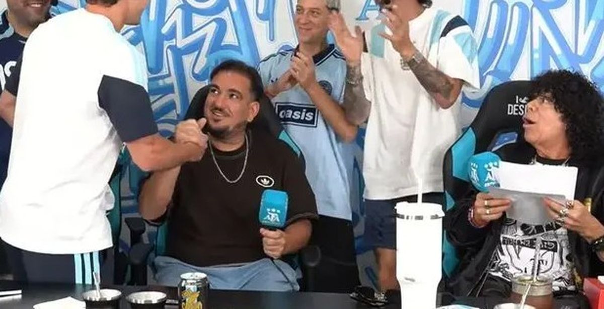 La Mona estuvo con Un Poco de Ruido y con la Selección argentina. La Mona estuvo con Un Poco de Ruido y con la Selección argentina.