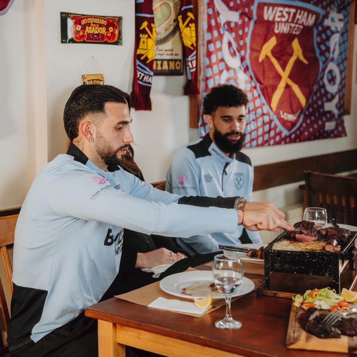 Taty Castellanos y Pablo hablaron de las costumbres de Argentina y Brasil en un video de la cuenta oficial del West Ham en Youtube realizado en una parrilla argentina de Londres.