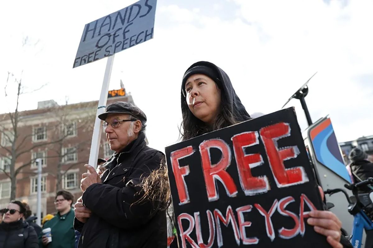 Una protesta en contra de la detención de la estudiante Rumeysa Ozturk en Harvard Square en Cambridge, Massachusetts en Estados Unidos. Crédito: EFE/EPA/Taylor Coester.