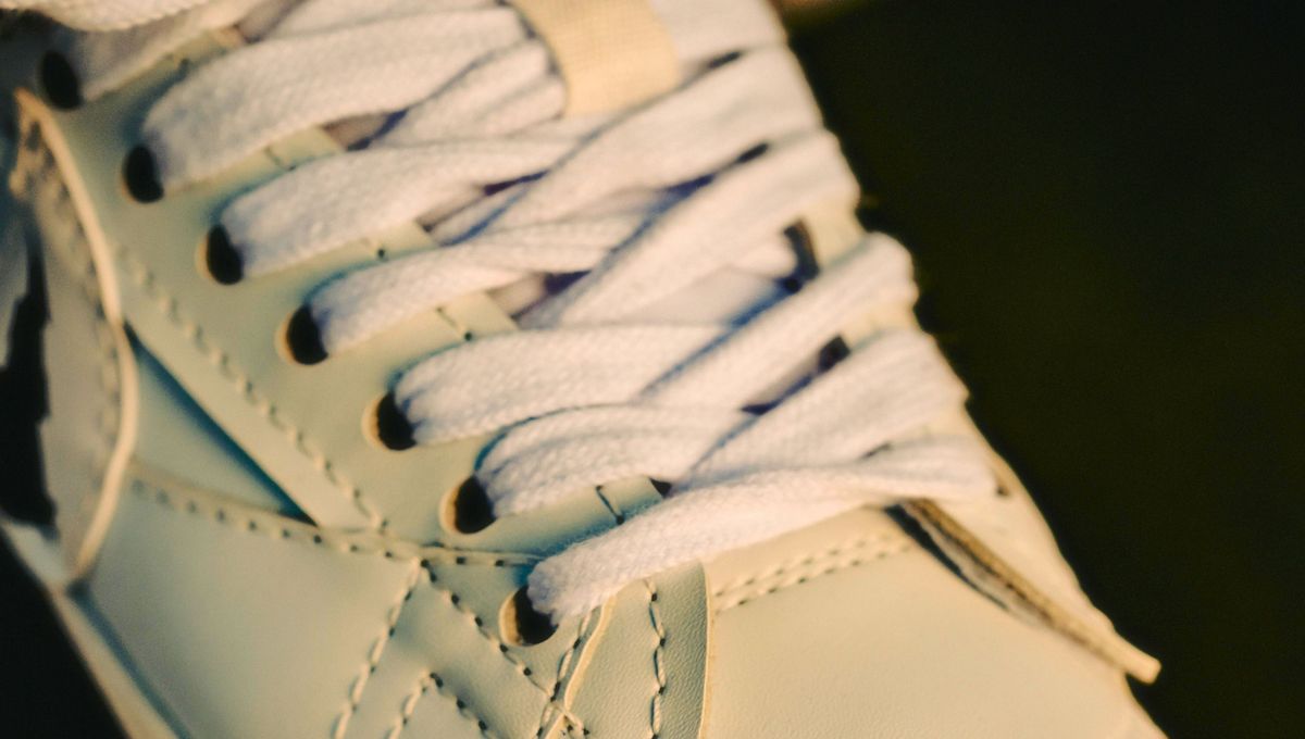 No refriegues los cordones de las zapatillas con un cepillo grueso, esto puede dañar o deshilachar el tejido. No refriegues los cordones de las zapatillas con un cepillo grueso, esto puede dañar o deshilachar el tejido.